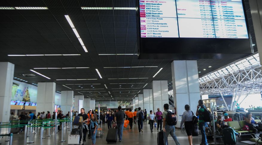 Governo federal publica portaria que exige quarentena para viajantes não vacinados